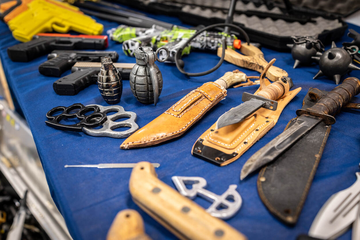 Steek- en vuurwapens uitgesteld op een tafel