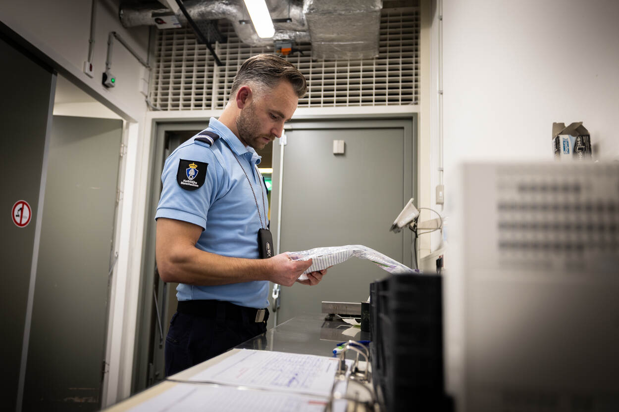 Danny bekijkt een zak met in beslag genomen spullen