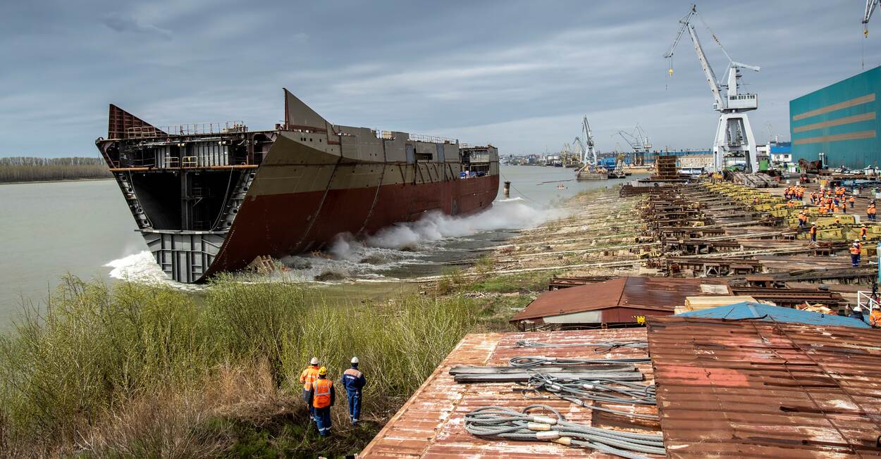 Middeldelen van de romp van het Combat Support Ship glijden het water in.