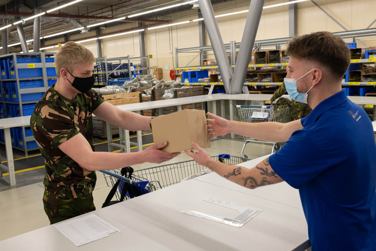 Militair ontvangt zijn veldmasker bij het KPU-bedrijf.