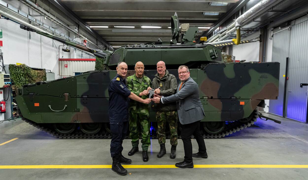 Overhandiging van eerste CV90 na MLU in Zweden.