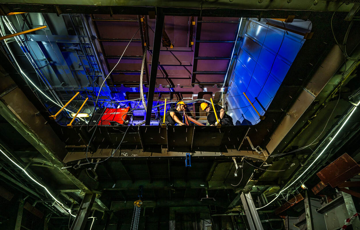 Blik vanuit een grote opening in het dek van Zr.Ms. Evertsen waar het nieuwe kanon moet komen.