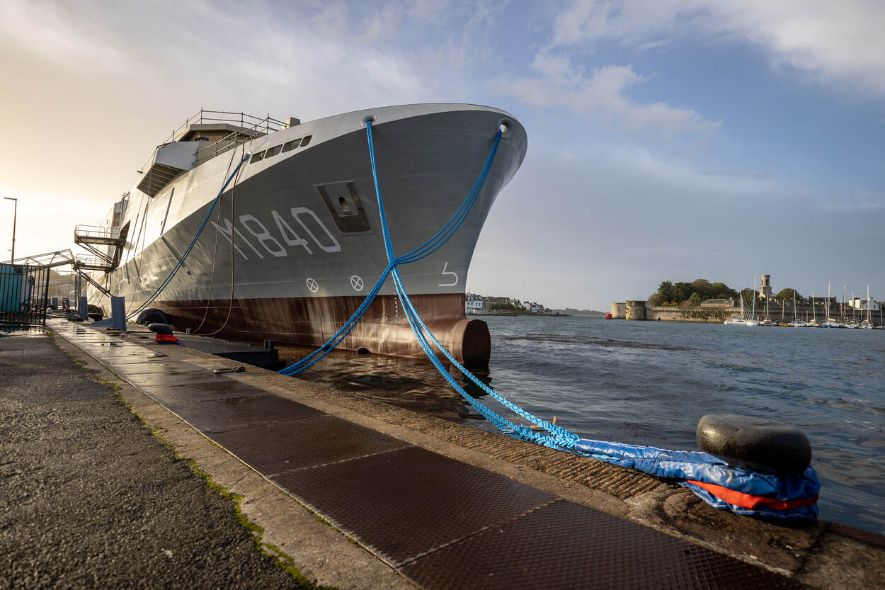 Mijnenbestrijdingsvaartuig Vlissingen met nummer M840 te water aan de kade in Lorient.