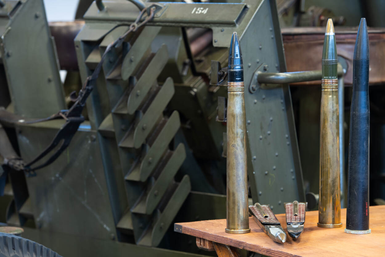 Verschillende soorten patronen voor de 40L70 met van links naar rechts pantsergranaat, opengewerkte scherpe granaat, opengewerkte pantsergranaat, scherpe granaat en exercitiepatroon.