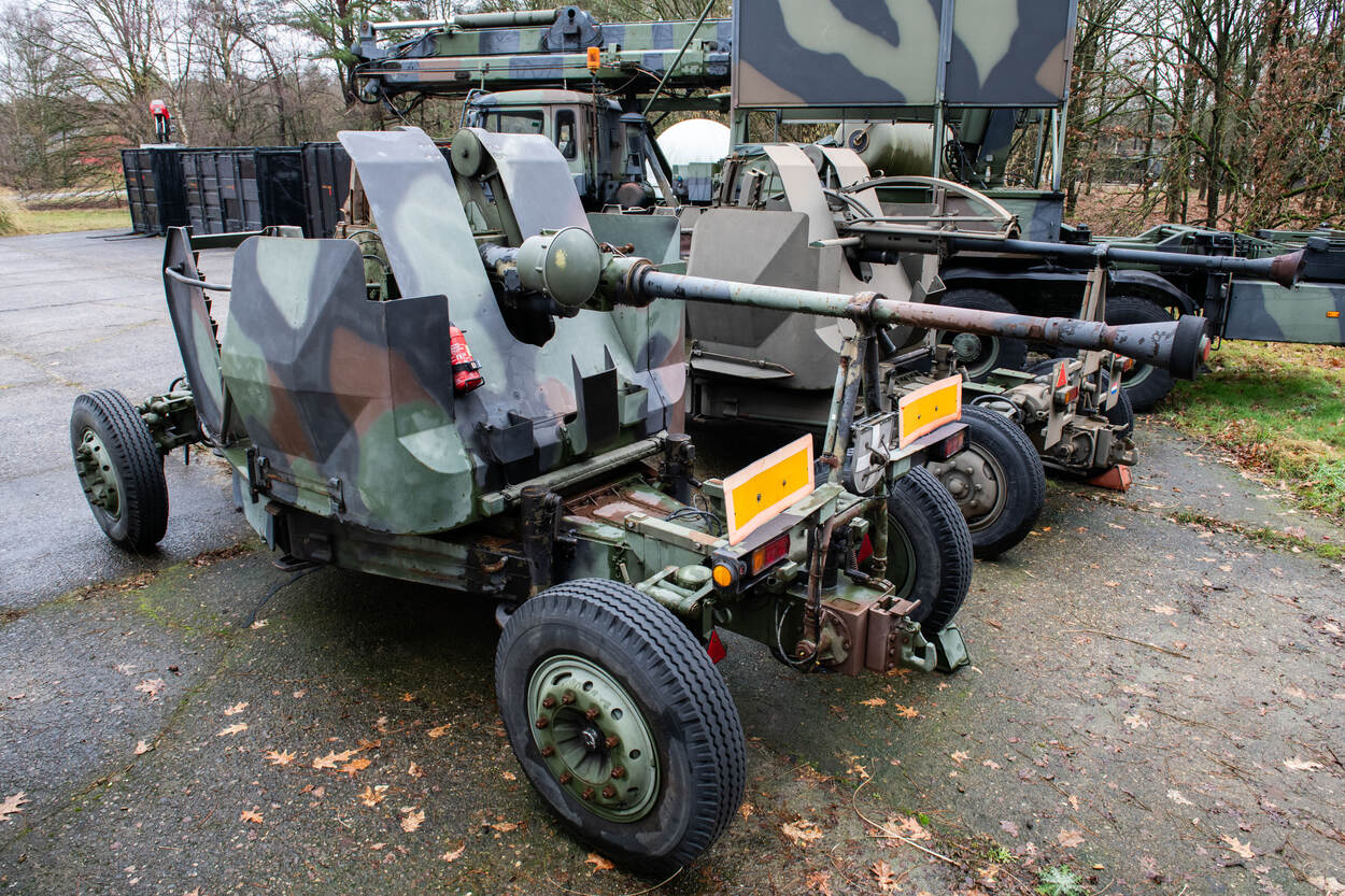 Twee verschillende typen 40L70 naast elkaar in de buitenlucht.