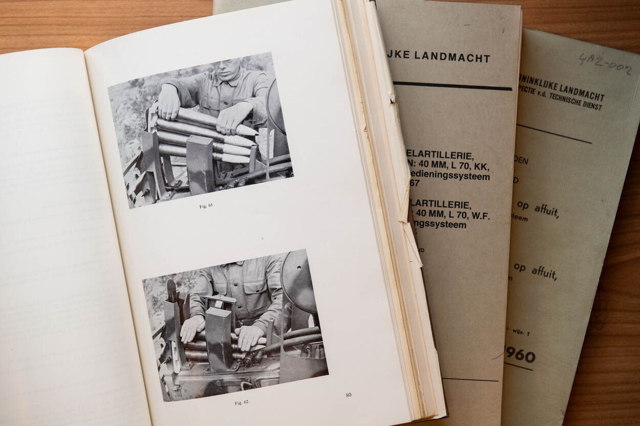 Instructieboek met foto van militair die patronen in het wapen schuift.