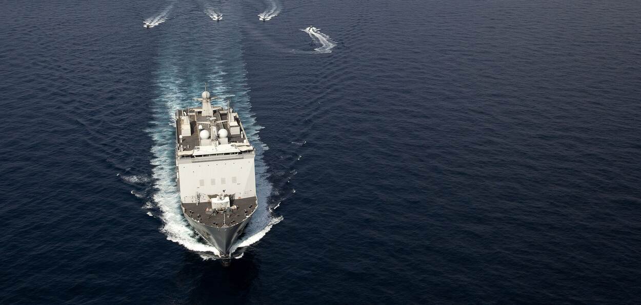 Zr.Ms. Johan de Witt op open zee met FRISCS er achter.