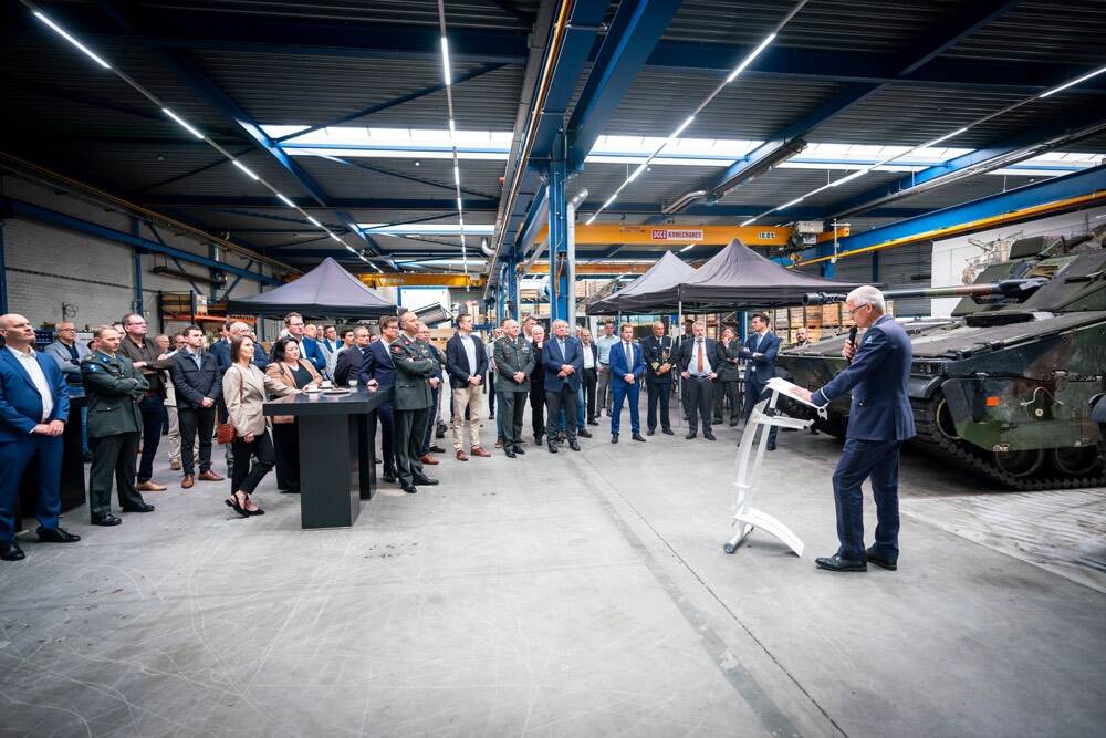 Commodore Boekhout spreekt de aanwezigen toe voor de vernieuwde CV90MLU.