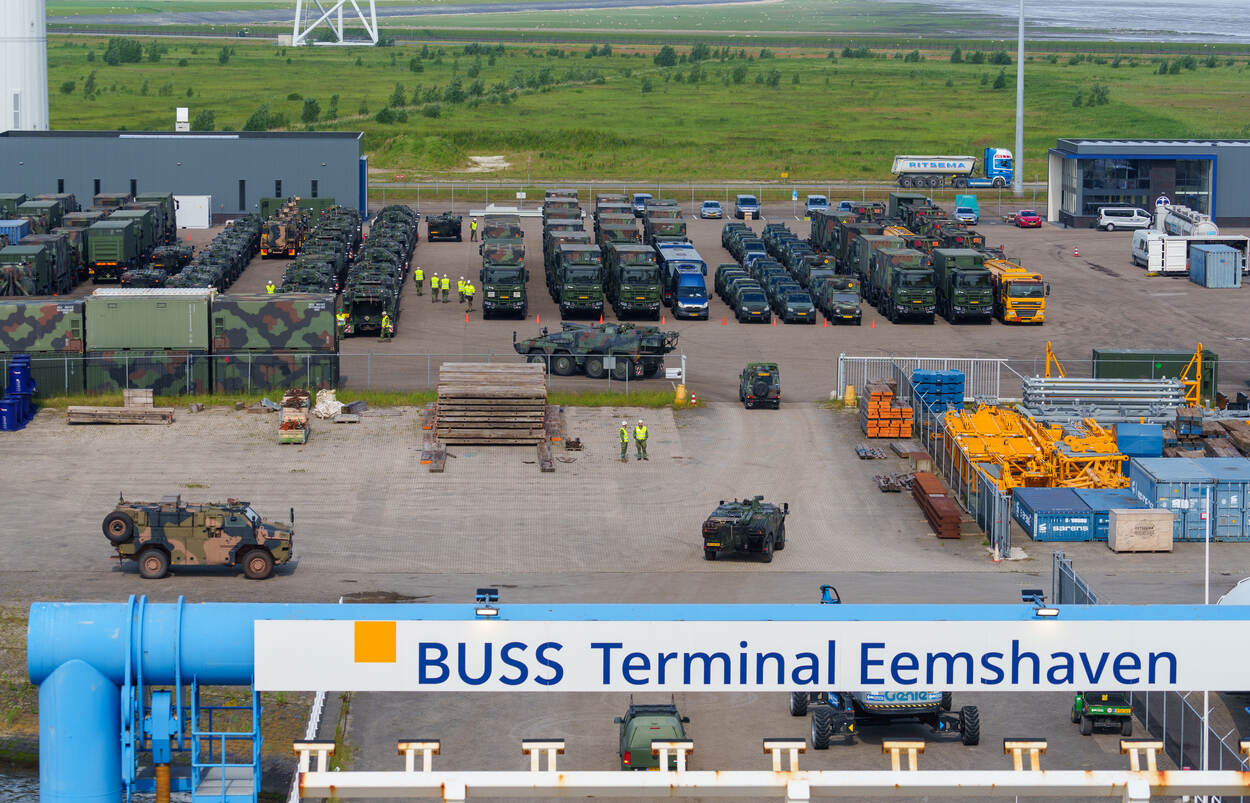Op de kade in de Eemshaven staat militair materieel klaar voor transport.
