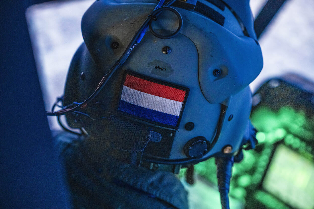 Achterkant van de helm van een Apache-vlieger met daarop de Nederlandse vlag.