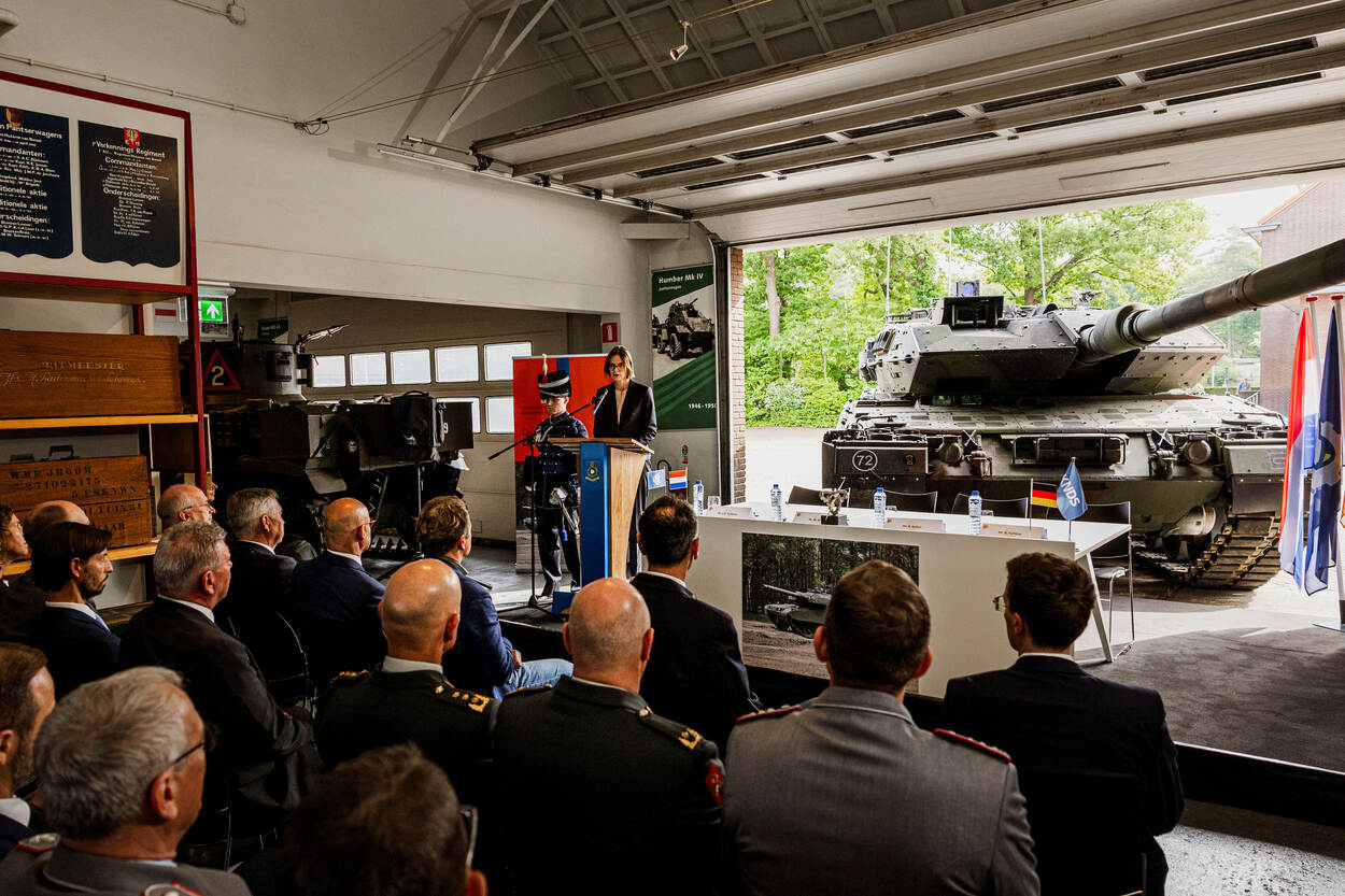 Adjunct-directeur-generaal Anke Meyer van het Duitse ministerie van Defensie houdt een toespraak.