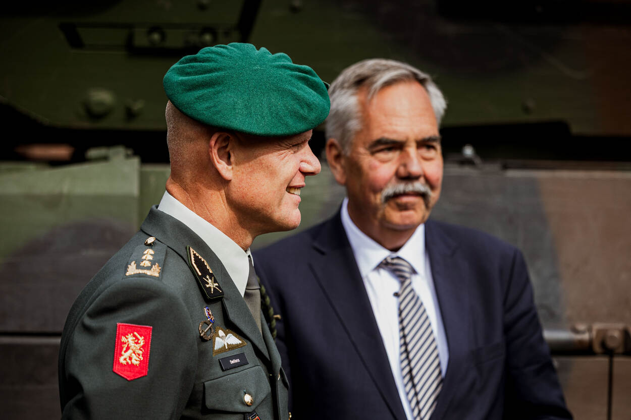De commandant van de landmacht en Ralf Ketzel van KNDS staan naast een tank.