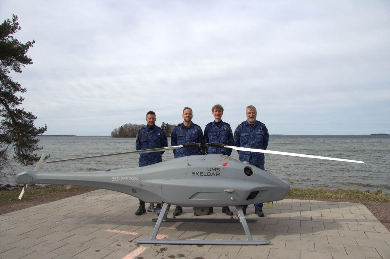De Skeldar staat bij een meer in Zweden.