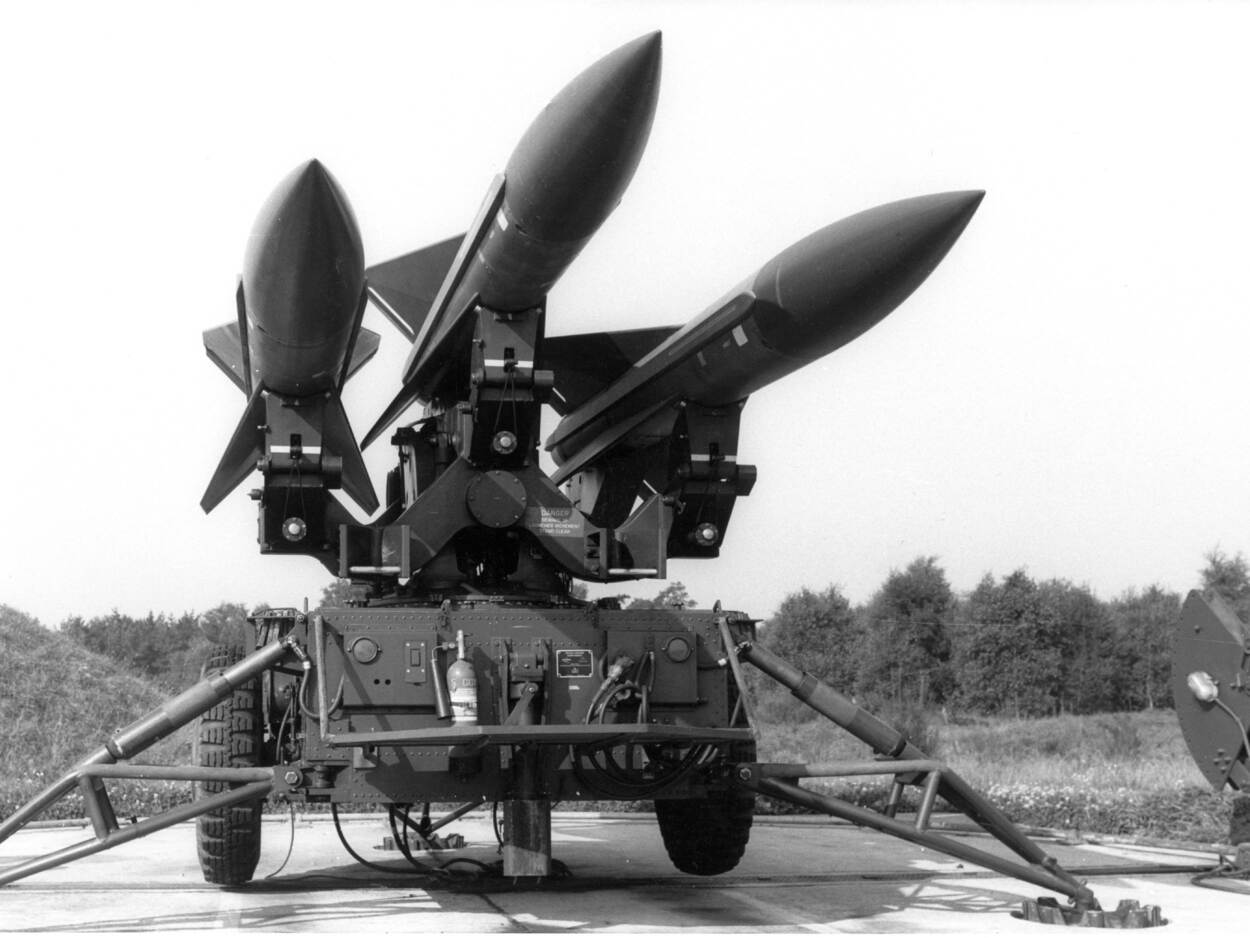 Een oud luchtwapensysteem op een platform voor een bos