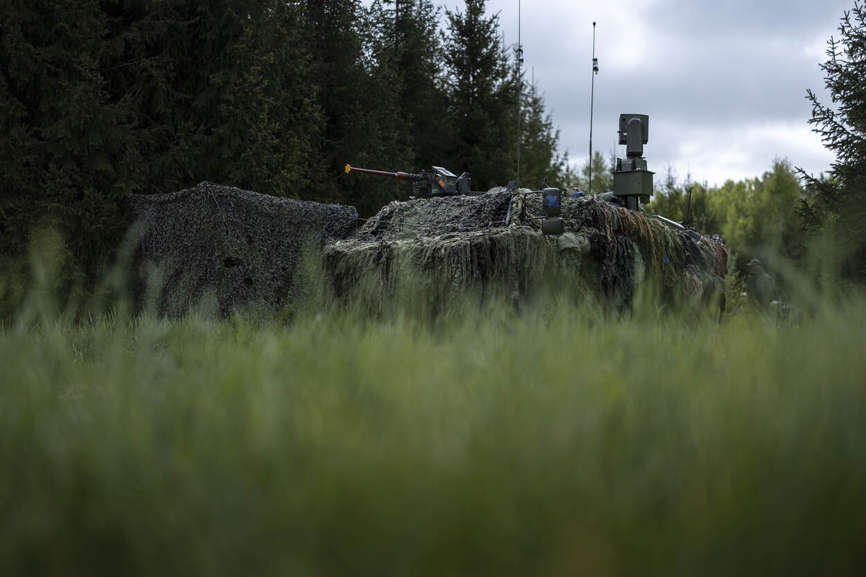 Een Fennek in actie tijdens oefening Iron Wolf in Litouwen.