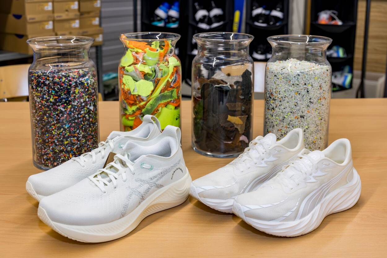 Sportschoenen op een tafel