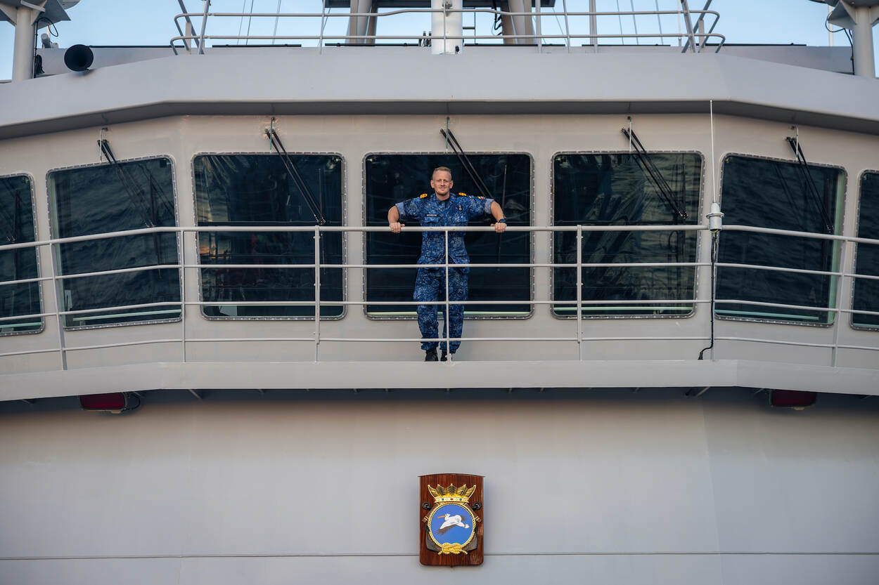 Portretfoto van LTZ1 Borsboom op de reling voor de brug van de Pelikaan.