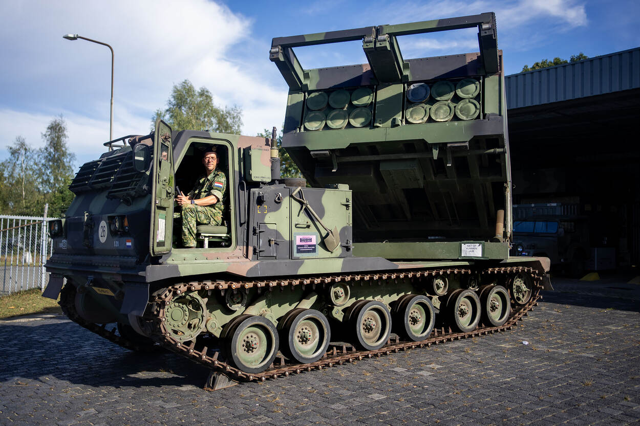 Opperwachtmeester Chris zit op de bestuurdersstoel van een M270 MLRS.