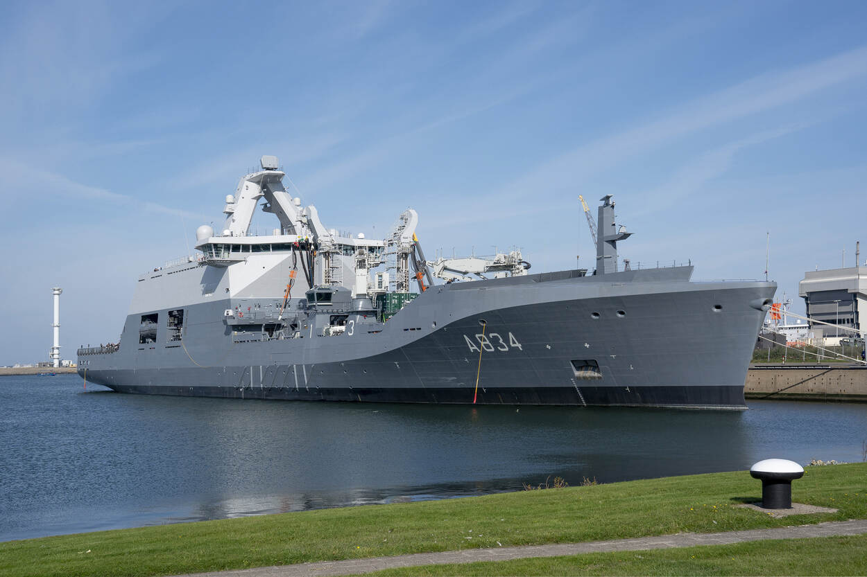 Een marineschip in de haven van Den Helder.
