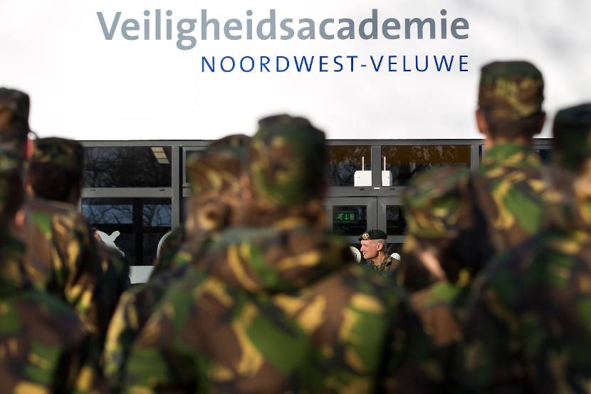 Generaal Middendorp spreekt tot een grote groep VeVa-leerlingen.