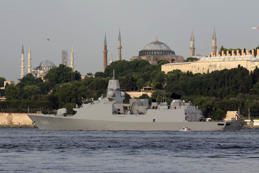 Zr.Ms. Evertsen bij Istanboel