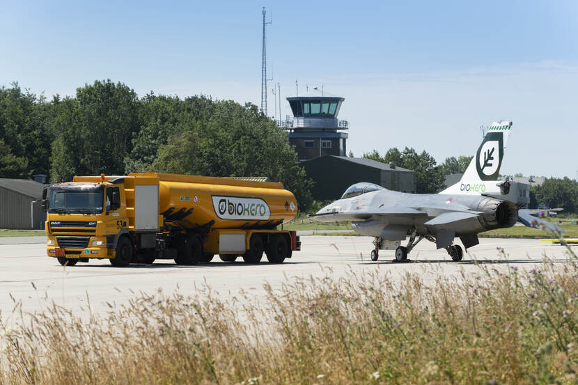 Een foto van een test met een F-16 met daarvoor een 'biofuel' tankauto.