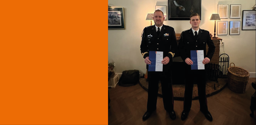 Vader Marc (links) en zoon Tijs Smits met hun erekoord.