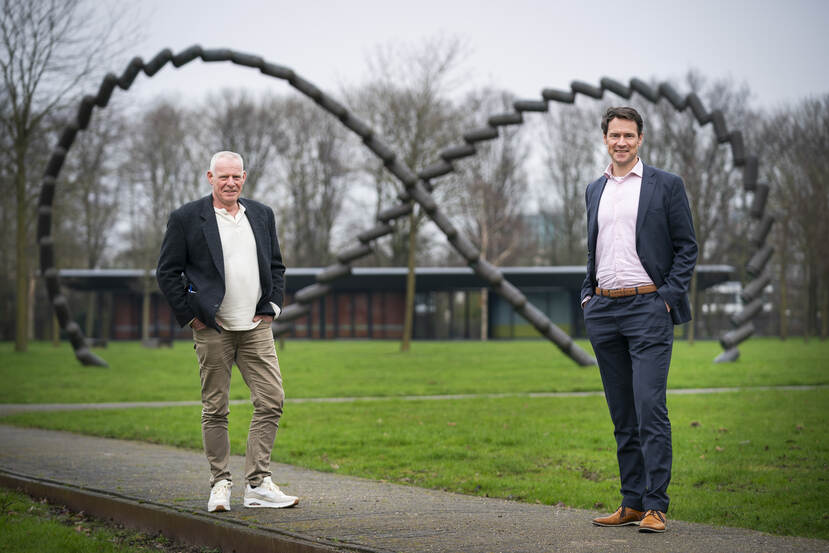 Evert Holtman en Bas Stooker voor een ‘infinity-beeld’.