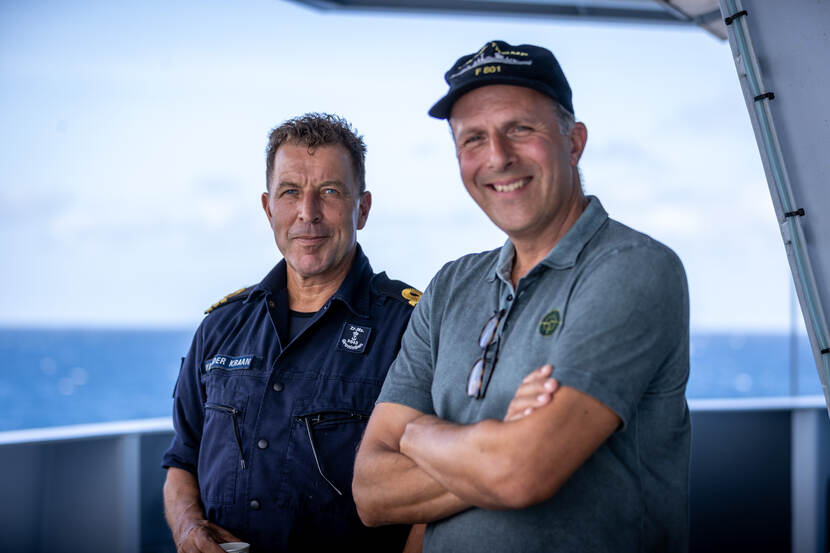 De échte commandant van Zr.Ms. Groningen met producent Errol Nayci.