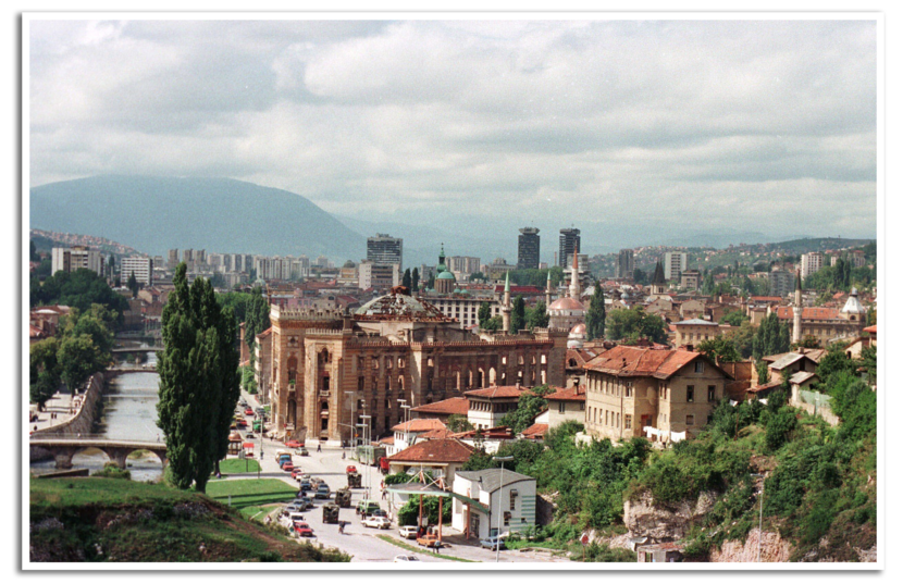 De gebouwen in Sarajevo zijn beschadigd door de aanvallen van de Servische milities.