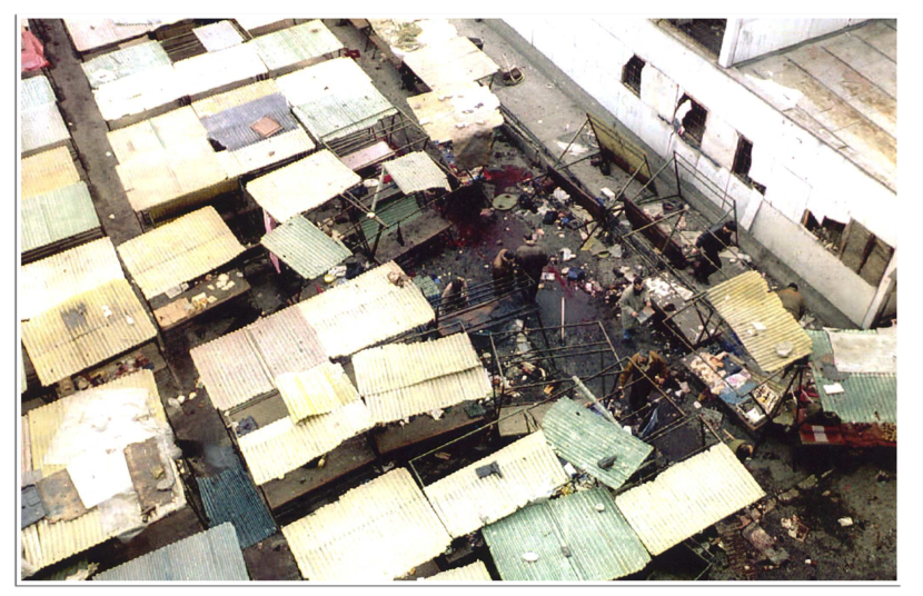 Beschadigde en vernietigde marktkraampjes zijn de stille getuigen van de aanslag met een mortiergranaat.