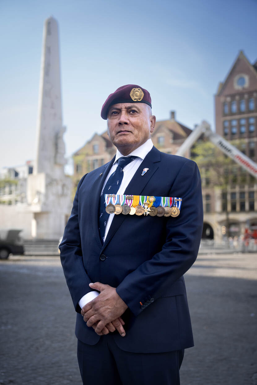 Adjudant buiten dienst Chris Fréni in zijn nette pak op de Dam.