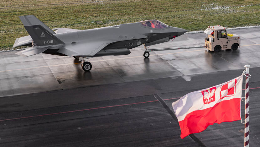 Een Nederlandse F-35 staat op vliegbasis Malbork in Noord-Polen.