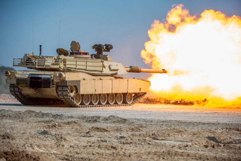 Een tank vuurt.