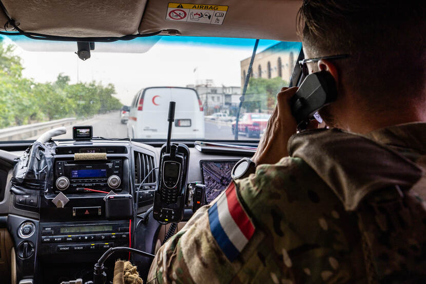 Sergeant Roel: “Wij zijn er om de veiligheid van de vip te allen tijde te garanderen. Tijdens de afspraak is er dan ook altijd een bodyguard van ons in de ruimte aanwezig.”&nbsp;