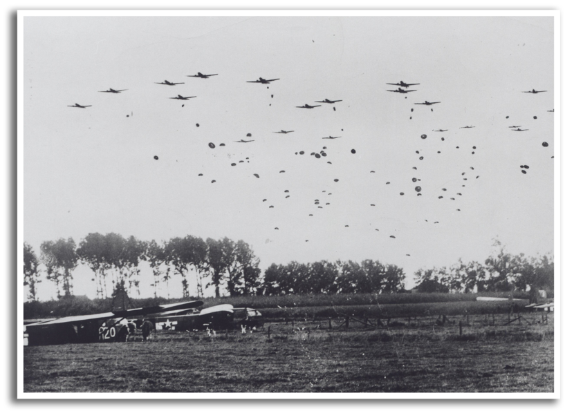 Poolse parachutisten landen tussen Amerikaanse WACO CG-4A zweefvliegtuigen nabij Arnhem tijdens Operatie Market Garden.