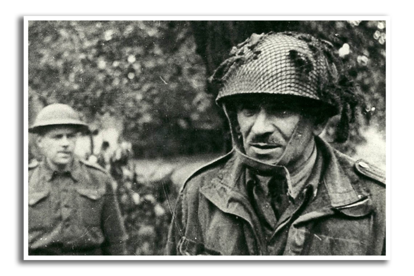 Generaal-majoor Stanisław Sosabowski in uniform en met helm op tijdens een oefening van zijn brigade.