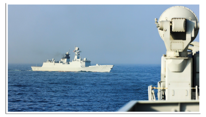 Het Chinese fregat Huanggangop zee.