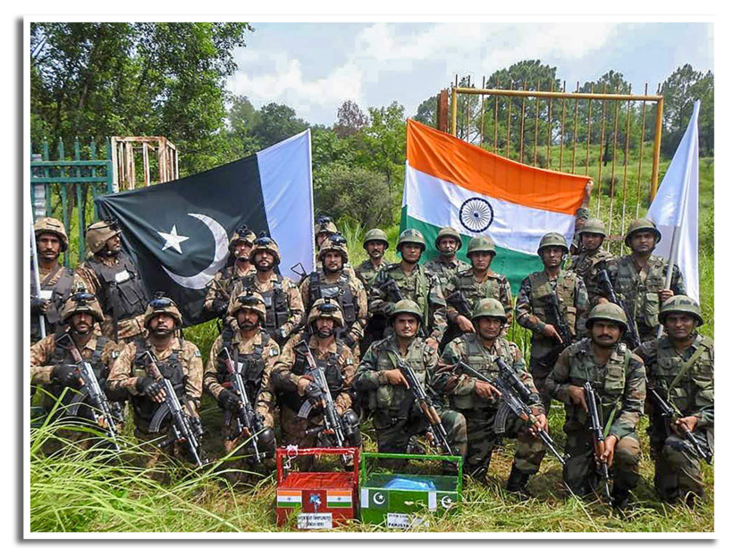 Deelnemers aan een SCO-oefening uit Pakistan en India poseren broederlijk met elkaar.