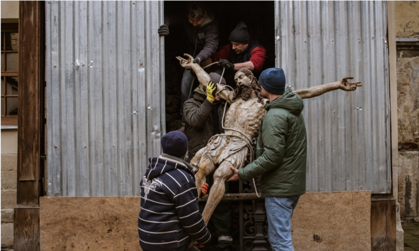 In Oekraïne wordt een beeld van Christus uit een gebouw gedragen.