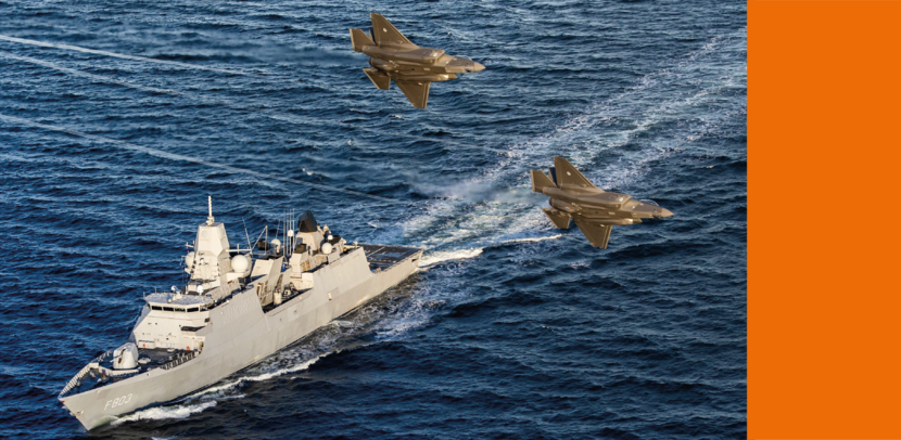 Zr.Ms. Tromp gezien vanuit de lucht terwijl 2 F-35’s overvliegen.