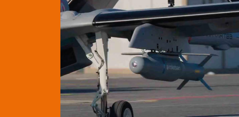 een raket hangende onder de vleugel.