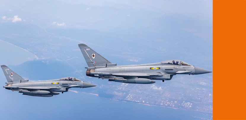 Twee Typhoons vliegend in de lucht