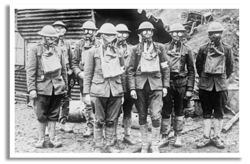 Britse militairen poseren in een loopgraaf met hun gasmaskers op