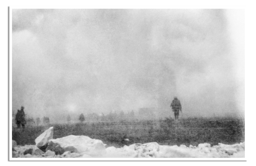 Britse militairen lopen door de mist van een gaswolk.