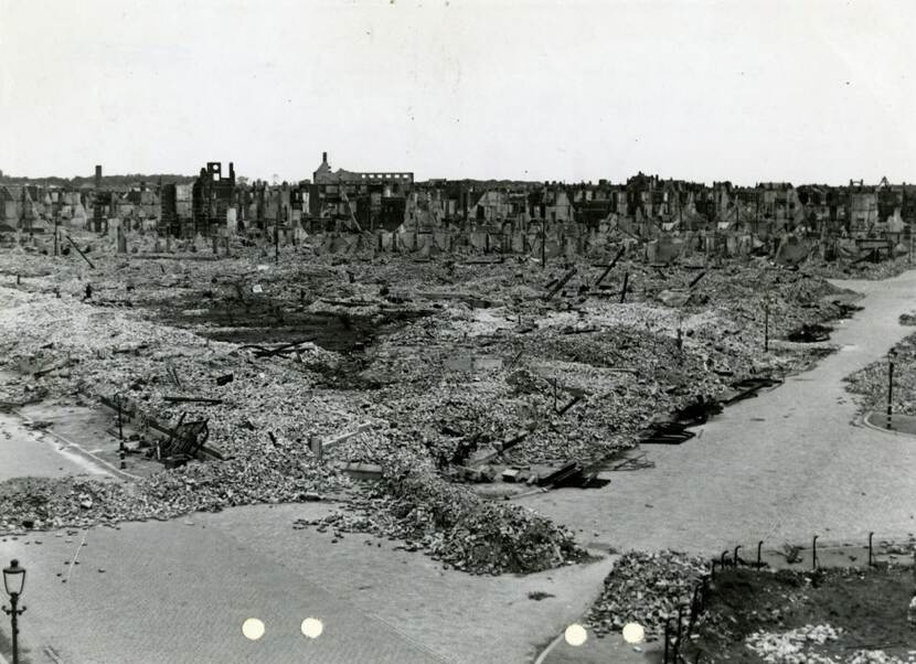 De enorme schade na het vergisbombardement op Bezuidenhout.