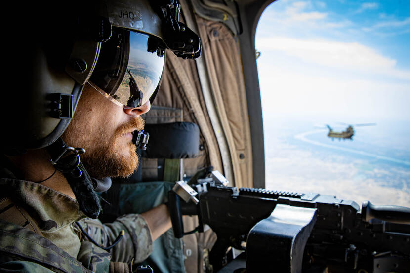 Loadmaster Julian neemt ook de taak van doorgunner waar in een Chinook in Irak.