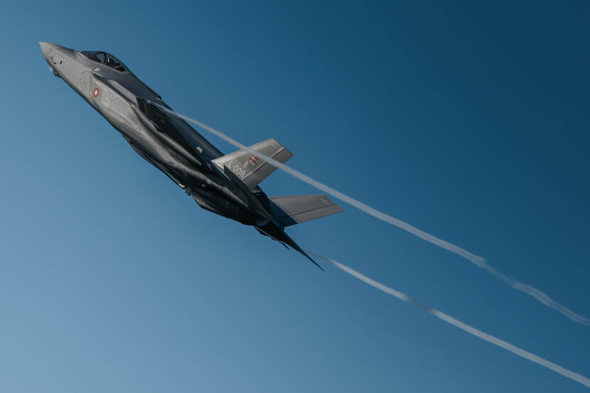 Een Deense F-35A tegen een blauwe lucht.