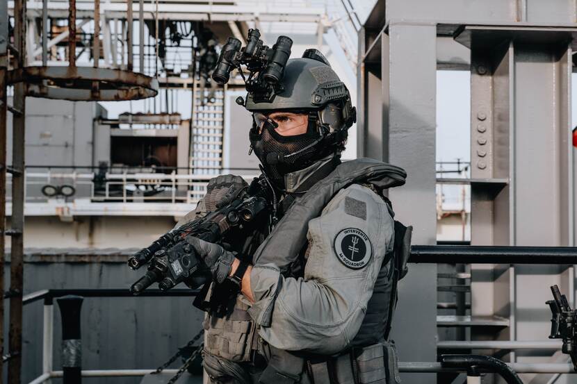 een operator met zijn wapen in een tactische positie voor de borst.