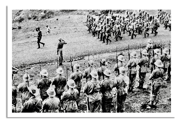 Italiaanse troepen op weg naar het front in Ethiopië.